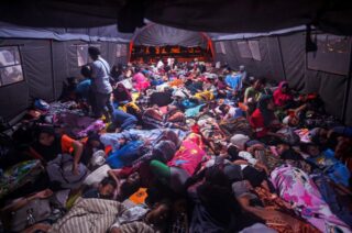 Menschen versammeln sich am Samstag, einen Tag nachdem ein Erdbeben der Stärke 6,2 die Region heimgesucht hatte, in einem Zelt,