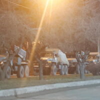 Militärfahrzeuge sind am Mittwoch auf einer Straße am Rande der von Separatisten kontrollierten Stadt Donezk in der Ukraine zu sehen.