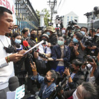 Panupong Jadnok führt am 22. Januar 2021 eine regierungsfeindliche Kundgebung vor dem Finanzministerium an. Der Aktivist sollte voraussichtlich am Freitagnachmittag (11. Februar) freigelassen werden