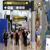 Passagiere gehen am Montag durch ein Terminal am Flughafen Suvarnabhumi, da der Flughafen vor dem Neustart des Test & Go-# Programms einen Anstieg der Passagierzahlen verzeichnet