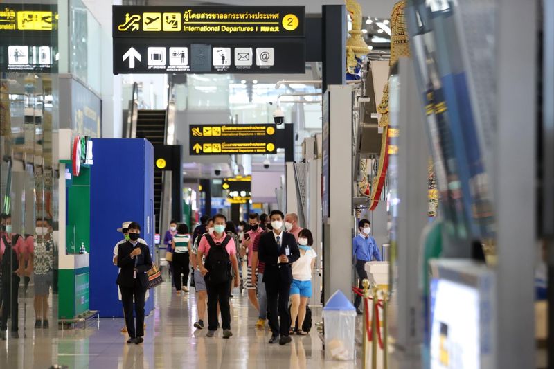 Passagiere gehen am Montag durch ein Terminal am Flughafen Suvarnabhumi, da der Flughafen vor dem Neustart des Test & Go-# Programms einen Anstieg der Passagierzahlen verzeichnet