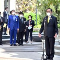 Premierminister Prayut Chan o-cha spricht am Freitag mit Reportern im Government House