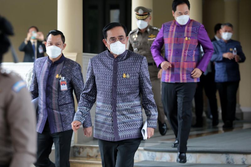 Premierminister Prayuth Chan o-cha geht durch das Regierungsgebäude, nachdem er am Dienstag den Vorsitz bei der wöchentlichen Kabinettssitzung geführt hat