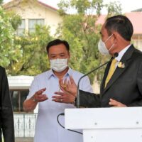 Premierminister Prayuth Chan o-cha spricht am Freitag während einer Pressekonferenz zur Covid-19 Situation im Government House mit dem Gesundheitsminister und Vorsitzenden der Bhumjaithai Partei