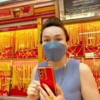 Premyuda Kamphetpakjirawanit, 45, Inhaberin des Goldladens Lan Mae Kim Kee in Buri Ram, klärt einen Mann auf, der versucht hat, sie um 200 Baht Gold zu betrügen