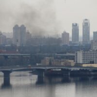 Rauch steigt vom Territorium der Einheit des ukrainischen Verteidigungsministeriums auf,