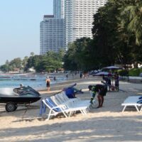 Reihen von Liegestühlen am Strand standen im Dezember letzten Jahres an einem Strandabschnitt von Naklua in Pattaya leer, da die Befürchtungen wegen der Covid-19 Pandemie anhielten