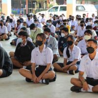 Schüler warten am Donnerstag in der Sidawittaya-Schule im Bezirk Sida, Nakhon Ratchasima, auf Antigentests