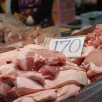Schweinefleisch wird auf dem Weltmarkt in Thawi Watthana verkauft. Die Preise sind nach dem chinesischen Neujahr auf 170 Baht pro Kilogramm gefallen.