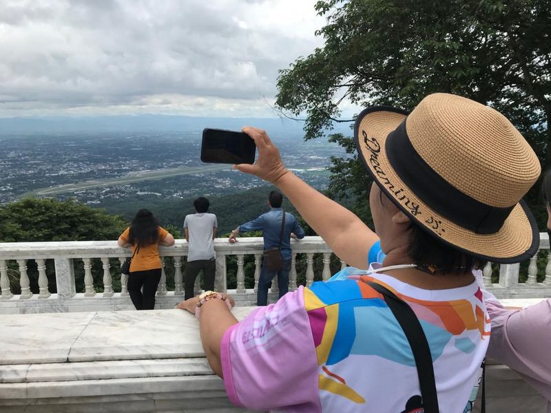 Touristen machen Fotos vom Wat Phra That Doi Suthep in Chiang Mai. Narumon Kasemsuk