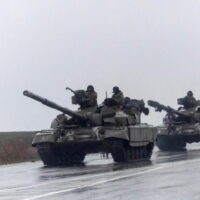 Ukrainische Panzer marschieren in Mariupol ein, nachdem der russische Präsident Wladimir Putin am Donnerstag (24. Februar) eine Militäroperation in der Ostukraine genehmigt hatte