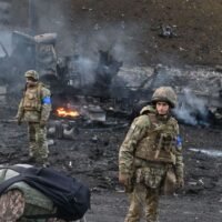Ukrainische Soldaten suchen nach einem Zusammenstoß mit einem russischen Überfallkommando in Kiew am Samstagmorgen nach nicht explodierten Granaten.