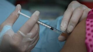 Ältere Menschen in Thailand können COVID-19 Impfstoff Booster mit halber Dosis wählen, um die Nebenwirkungen zu reduzieren