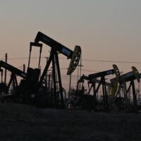 Aktive Pumpenheber erhöhen am 26. Februar 2022 im South Belridge Oil Field im nicht rechtsfähigen Kern County, Kalifornien, USA, den Druck, um Öl an die Oberfläche zu ziehen.