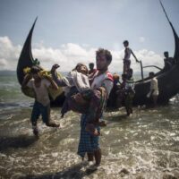 Auf diesem Foto, das am 30. September 2017 aufgenommen wurde, hilft ein Mann aus Bangladesch muslimischen Rohingya-Flüchtlingen beim Aussteigen aus einem Boot