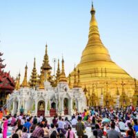 Auf diesem am 19. Januar 2020 aufgenommenen Foto beten Gläubige in der Shwedagon Pagode in Yangon. Myanmar wird internationale Passagierflüge ab dem 17. April wieder aufnehmen