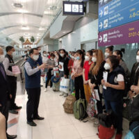 Aus der Ukraine evakuierte thailändische Staatsbürger werden am Samstag am Flughafen Suvarnabhumi von Beamten begrüßt. Alle erhielten bei ihrer Ankunft RT-PCR Tests