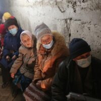 Bewohner von Sievierodonetsk, Ukraine, suchen am Montag Schutz in ihrem Keller während des schweren Beschusses durch russische Streitkräfte und von Russland unterstützte Separatisten.