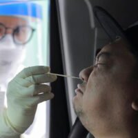 DATEIFOTO - Ein medizinischer Mitarbeiter entnimmt einem Mann eine Abstrichprobe, um sie auf die Coronavirus Krankheit zu testen, während sich die Omicron Variante des Virus weiter ausbreitet