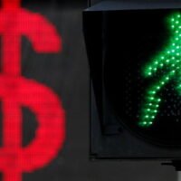 Das US-Dollar-Zeichen ist auf einer elektronischen Tafel neben einer Ampel in Moskau, Russland, zu sehen