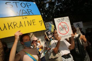 Demonstranten demonstrieren am 25. Februar vor der russischen Botschaft in Bangkok gegen den Konflikt zwischen Russland und der Ukraine.
