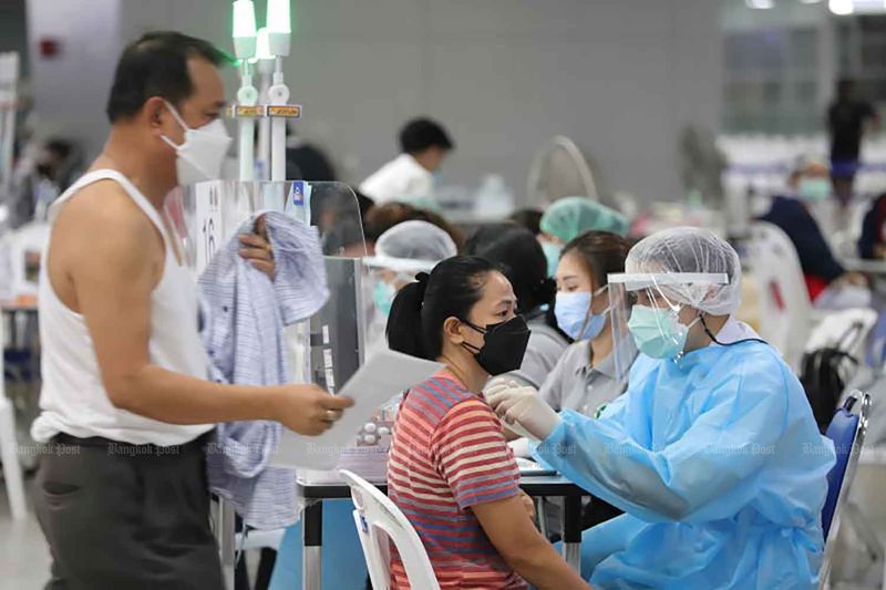 Die Impfung gegen Covid-19 wird im zentralen Impfzentrum in der Bang Sue Grand Station in Bangkok fortgesetzt