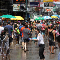 Die Menschen beteiligen sich im April 2018 an traditionell heftigen Wasserspritzern während Songkran entlang der Khao San Road in Bangkok.