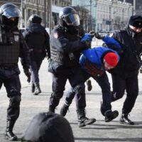 Die Polizei nimmt am Sonntag einen Demonstranten im Zentrum von Moskau fest