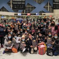 Die erste Gruppe von 38 aus der Ukraine evakuierten Thailändern posiert für ein Foto, bevor sie in Bukarest, Rumänien, an Bord eines Thai Airways International-Fluges gehen
