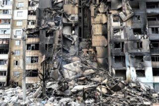 Dieses Bild zeigt ein Wohnhaus, das am Dienstag in Charkiw, der zweitgrößten Stadt der Ukraine, nach einem Beschuss am Vortag zerstört wurde