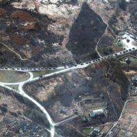 Dieses am Sonntag aufgenommene und veröffentlichte Maxar-Satellitenbild zeigt einen Teil eines Militärkonvois im Süden von Ivankiv, Ukraine.