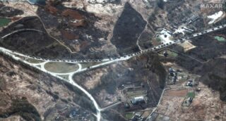 Dieses am Sonntag aufgenommene und veröffentlichte Maxar-Satellitenbild zeigt einen Teil eines Militärkonvois im Süden von Ivankiv, Ukraine.