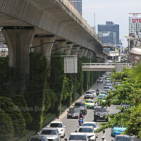 Ein Abschnitt des Skytrain entlang der Sukhumvit Road zwischen den Bahnhöfen Phra Khanong und Bang Chak