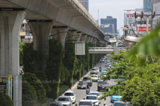 Ein Abschnitt des Skytrain entlang der Sukhumvit Road zwischen den Bahnhöfen Phra Khanong und Bang Chak
