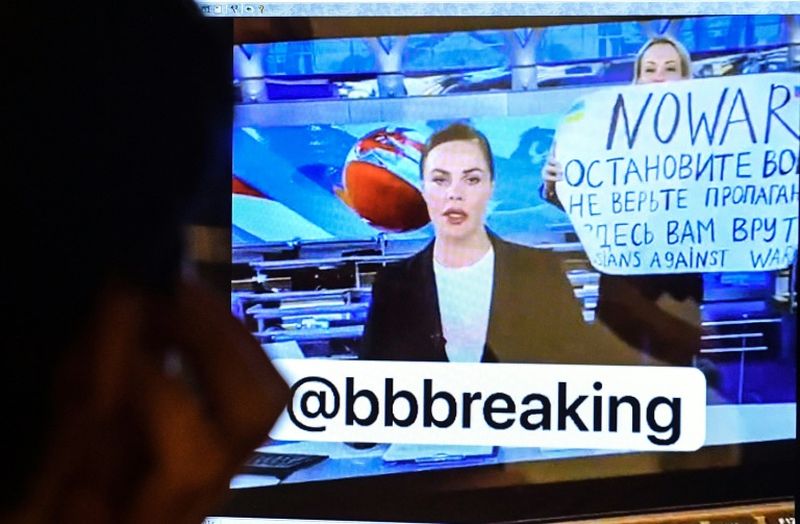 Ein Bildschirm zeigt einen abweichenden russischen Channel One-Mitarbeiter, der während Russlands meistgesehener Abendnachrichtensendung das On-Air-TV-Studio von Ostankino betritt