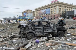 Ein Blick auf den Platz vor dem beschädigten örtlichen Rathaus von Charkiw am 1. März 2022, das durch Beschuss durch russische Truppen zerstört wurde.