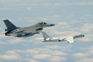 Ein F-16 Kampfflugzeug der Luftwaffe der Republik China (Taiwan) (links) fliegt neben einem H-6K-Bomber der chinesischen Volksbefreiungsarmee (PLAAF),