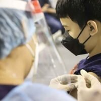 Ein Junge wird während eines Impfprogramms, das am Dienstag Kindern in der Provinz Nonthaburi angeboten wird, gegen Covid-19 geimpft.