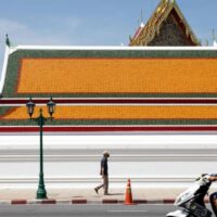 Ein Mann mit Gesichtsmaske geht am 24. Februar 2022 am Wat Pho vorbei. Das Land meldet am 26. Februar die größte Zahl täglicher Neuinfektionen mit dem Coronavirus Covid-19