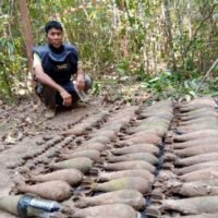 Ein Minenräumer des Thai Mine Action Center zeigt Kriegsmunition, die am Samstag (12. März) von Dorfbewohnern entlang der thailändisch-kambodschanischen Grenze im Distrikt Sangkha gefunden wurde