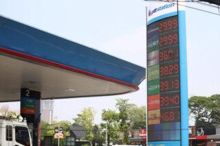 Ein Schild weist am Mittwoch an einer PTT-Station in Bangkok auf hohe Kraftstoffpreise hin, da die globalen Ölpreise voraussichtlich auf mehr als 130 USD pro Barrel steigen werden.