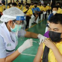 Ein Schüler bekommt eine Covid-19 Impfung an der Rittiyawannalai Schule im Stadtteil Sai Mai in Bangkok. Kinder im Alter von 5 bis 11 Jahren haben jetzt Anspruch auf einen Impfstoff