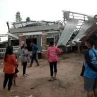 Ein plötzliches Gewitter hat am Montagnachmittag das Dach dieses Hauses in der Gemeinde Khok Khamin im Distrikt Phlap Phla Chai von Buri Ram zerstört.