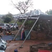 Ein sturmbeschädigtes Gebäude in der Gemeinde Kaeng Sopha im Bezirk Wang Thong in Phitsanulok am Montag.