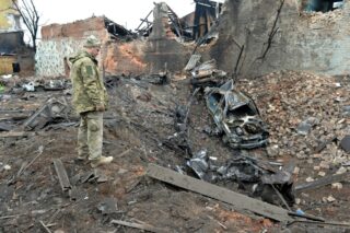 Ein ukrainischer Soldat sieht sich die Zerstörung an, die am 7. März in Charkiw durch Beschuss verursacht wurde.