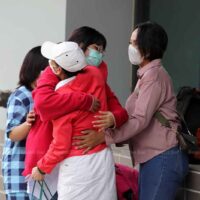 Eine Frau mit Brille umarmt ihre Mutter, die aus der Ukraine evakuiert wurde. Sie traf sie am Mittwoch im Quarantänezentrum des Bamrasnaradura Infectious Diseases Institute in der Provinz Nonthaburi.