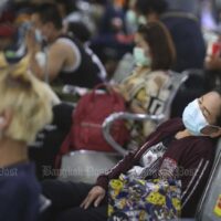 Eine Frau schlief, als sie am 9. April 2021 vor dem Songkran-Festival am Terminal Mor Chit auf ihren Bus nach Hause wartete