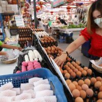 Eine Frau untersucht Anfang dieses Monats Eier auf dem New Happy Land Markt in der Seri Thai Road, nachdem die Eierpreise gestiegen sind,