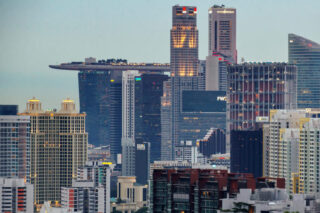 Eine Luftaufnahme zeigt Geschäfts- und Wohngebäude im Zentrum von Singapur.