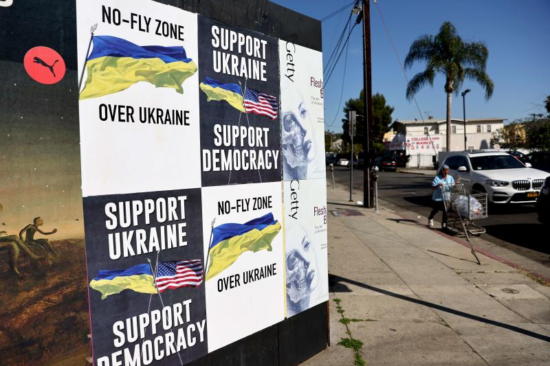 Eine Person geht am Montag in Los Angeles, Kalifornien, USA, an Plakaten vorbei, die die Ukraine unterstützen.